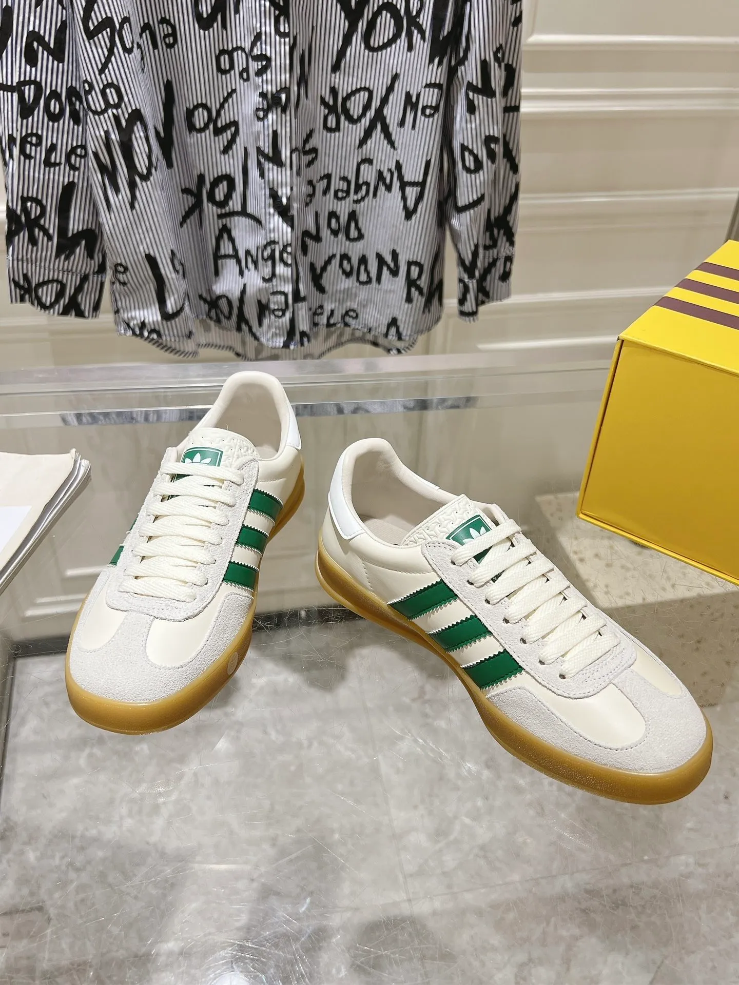 👟👟Ex-factory price 520👟👟Gucci&adidas joint limited edition couple's sneakers. A super nice joint casual sneaker with rich and bold colors! It showed everyone a completely different charm from the past! Combining retro style and youthful sports style to create a new aesthetic! Vitality yet stylish at the same time! ! Upper - made of cowhide, cowhide, cloth. Lining - sheepskin lining for foot pads. Sole - original open-molded beef tendon non-slip and wear-resistant outsole. Size: 35-47 (couple style)